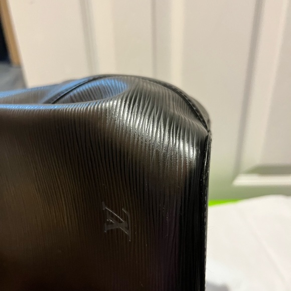 LOUIS VUITTON
Epi Mandara MM Black - Picture 7 of 9